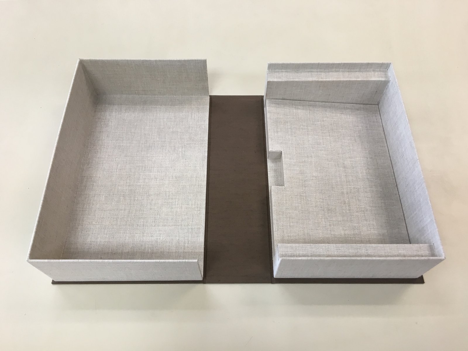 Drop-spine box with a built-in wedge